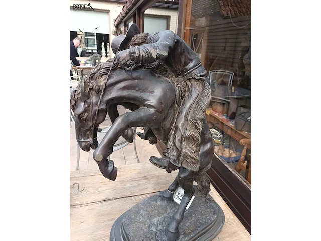 Lot 512 - bronzen beeld van cowboy - afbeelding 5 van  5