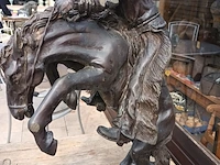 Lot 512 - bronzen beeld van cowboy - afbeelding 5 van  5