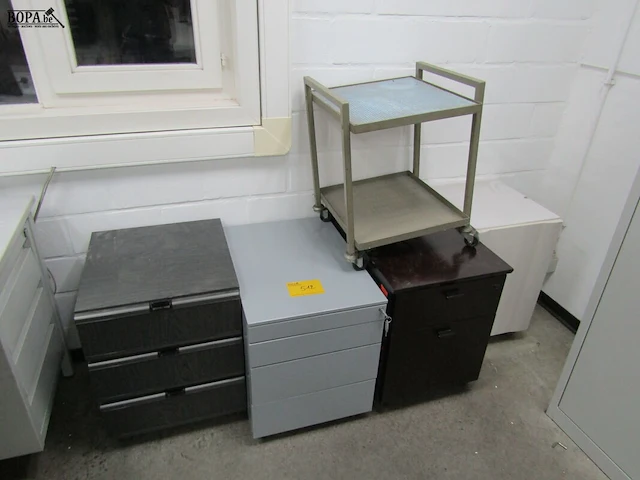 Lot 512 - bureelkastjes en trolley - afbeelding 1 van  1