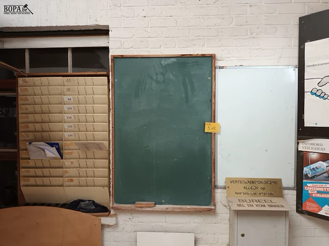 Lot 512 - sorteerwand, krijtbord en brievenbussen - afbeelding 1 van  5
