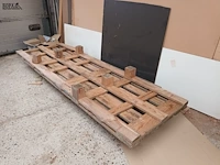 Lot 513 - houten pallet en panelen - afbeelding 1 van  5