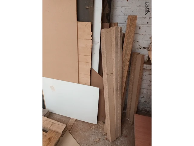 Lot 513 - houten pallet en panelen - afbeelding 2 van  5