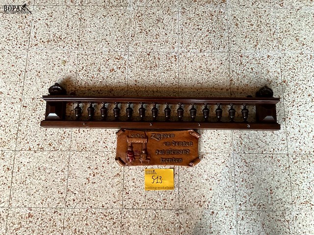 Lot 513 - spreuk op paneel en houten rekje, 2 stuks - afbeelding 1 van  2