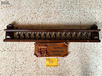 Lot 513 - spreuk op paneel en houten rekje, 2 stuks - afbeelding 2 van  2