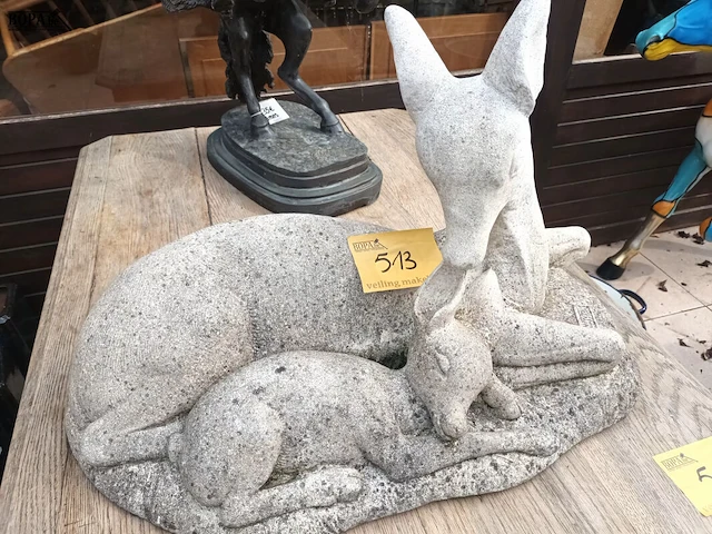 Lot 513 - tuinbeeld herten - afbeelding 1 van  4