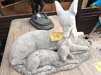 Lot 513 - tuinbeeld herten - afbeelding 1 van  4