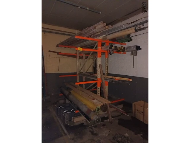 Lot 514 - draagarmstelling met inhoud - afbeelding 1 van  6