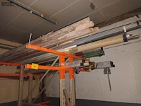 Lot 514 - draagarmstelling met inhoud - afbeelding 3 van  6