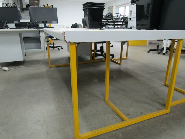 Lot 515 - werktafel - afbeelding 1 van  3
