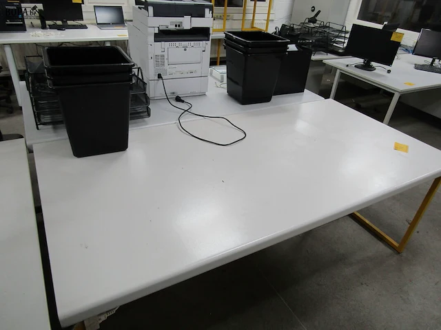 Lot 515 - werktafel - afbeelding 2 van  3