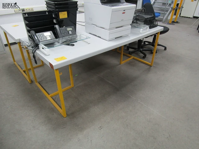 Lot 516 - werktafel - afbeelding 1 van  4