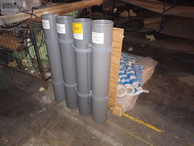 Lot 517 - pvc buizen en rollen stof - afbeelding 1 van  3