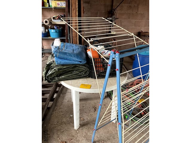 Lot 517 - ronde tafel, droogrek, mand met allerlei, plastiek zeilen - afbeelding 1 van  7