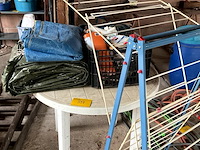 Lot 517 - ronde tafel, droogrek, mand met allerlei, plastiek zeilen - afbeelding 1 van  7