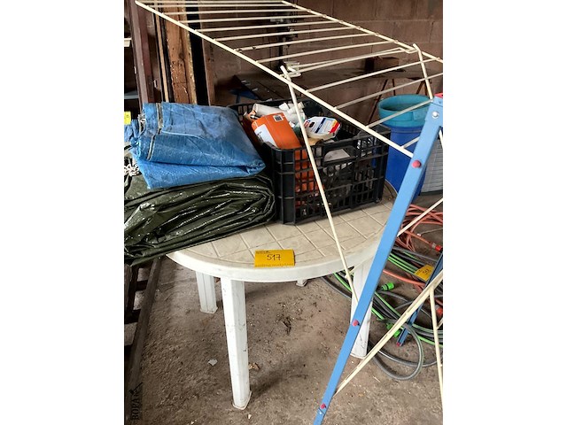 Lot 517 - ronde tafel, droogrek, mand met allerlei, plastiek zeilen - afbeelding 2 van  7