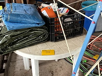Lot 517 - ronde tafel, droogrek, mand met allerlei, plastiek zeilen - afbeelding 2 van  7