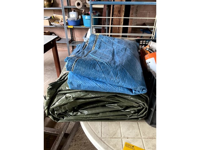 Lot 517 - ronde tafel, droogrek, mand met allerlei, plastiek zeilen - afbeelding 3 van  7