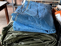 Lot 517 - ronde tafel, droogrek, mand met allerlei, plastiek zeilen - afbeelding 3 van  7