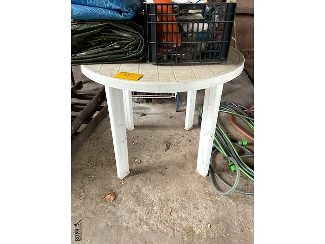 Lot 517 - ronde tafel, droogrek, mand met allerlei, plastiek zeilen - afbeelding 4 van  7