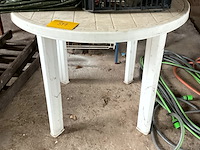 Lot 517 - ronde tafel, droogrek, mand met allerlei, plastiek zeilen - afbeelding 4 van  7