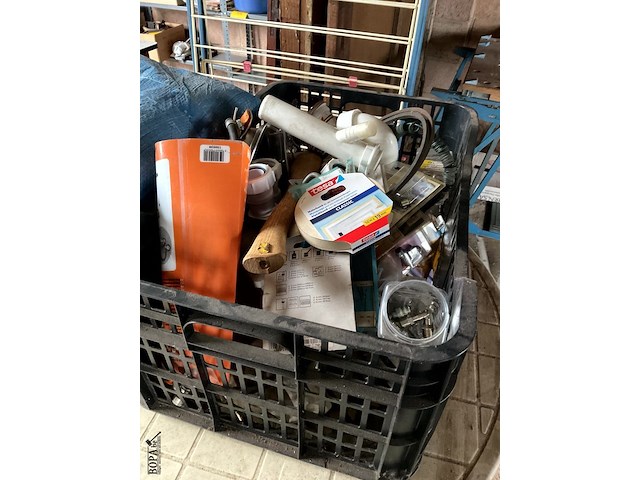 Lot 517 - ronde tafel, droogrek, mand met allerlei, plastiek zeilen - afbeelding 5 van  7