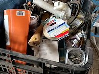 Lot 517 - ronde tafel, droogrek, mand met allerlei, plastiek zeilen - afbeelding 5 van  7