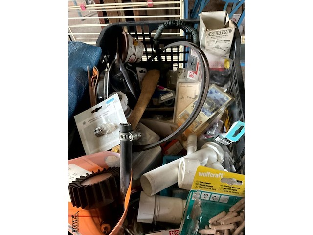 Lot 517 - ronde tafel, droogrek, mand met allerlei, plastiek zeilen - afbeelding 6 van  7