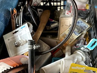 Lot 517 - ronde tafel, droogrek, mand met allerlei, plastiek zeilen - afbeelding 6 van  7