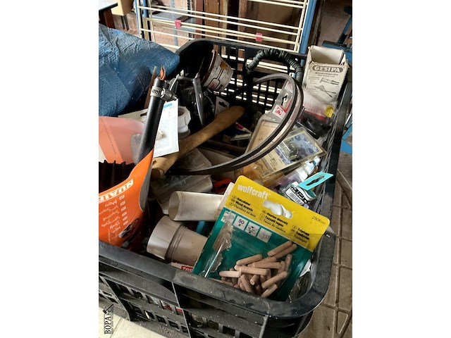 Lot 517 - ronde tafel, droogrek, mand met allerlei, plastiek zeilen - afbeelding 7 van  7