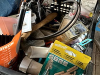 Lot 517 - ronde tafel, droogrek, mand met allerlei, plastiek zeilen - afbeelding 7 van  7