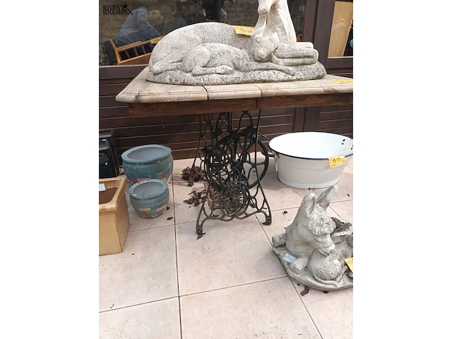 Lot 517 - tafel met smeedijzeren onderstel - afbeelding 1 van  5