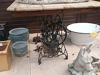 Lot 517 - tafel met smeedijzeren onderstel - afbeelding 1 van  5