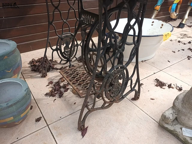 Lot 517 - tafel met smeedijzeren onderstel - afbeelding 2 van  5