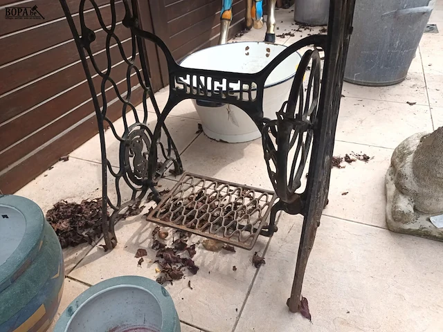 Lot 517 - tafel met smeedijzeren onderstel - afbeelding 3 van  5