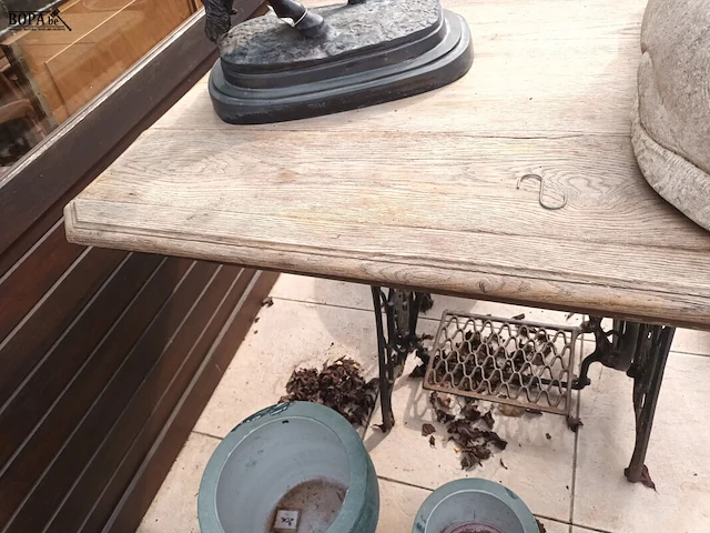 Lot 517 - tafel met smeedijzeren onderstel - afbeelding 4 van  5