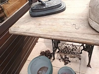 Lot 517 - tafel met smeedijzeren onderstel - afbeelding 4 van  5