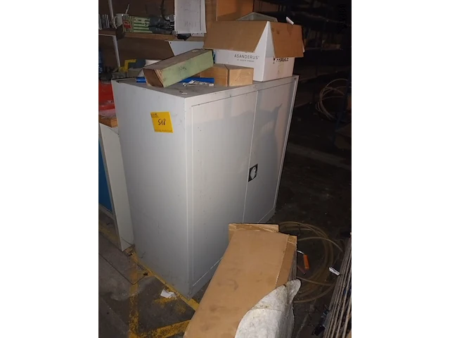 Lot 518 - lage kast met inhoud - afbeelding 1 van  3