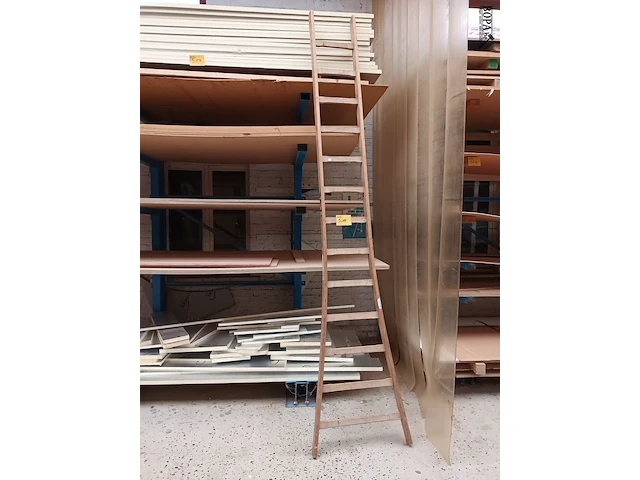 Lot 519 - houten ladder - afbeelding 1 van  3