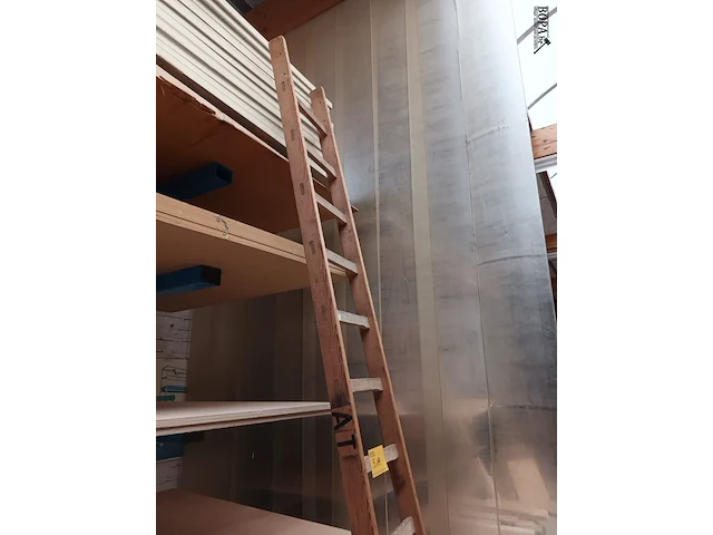 Lot 519 - houten ladder - afbeelding 2 van  3
