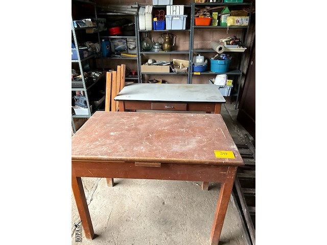 Lot 519 - oude keukentafels, 2 stuks -1 met verlengstukken- - afbeelding 1 van  8