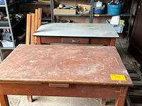 Lot 519 - oude keukentafels, 2 stuks -1 met verlengstukken- - afbeelding 1 van  8