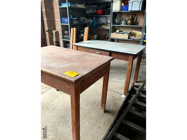 Lot 519 - oude keukentafels, 2 stuks -1 met verlengstukken- - afbeelding 2 van  8