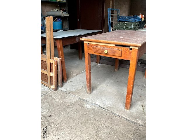 Lot 519 - oude keukentafels, 2 stuks -1 met verlengstukken- - afbeelding 4 van  8