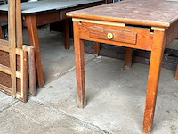 Lot 519 - oude keukentafels, 2 stuks -1 met verlengstukken- - afbeelding 4 van  8