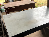 Lot 519 - oude keukentafels, 2 stuks -1 met verlengstukken- - afbeelding 7 van  8