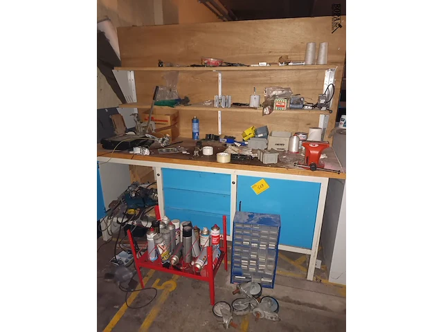 Lot 519 - werkbank met inhoud - afbeelding 1 van  9