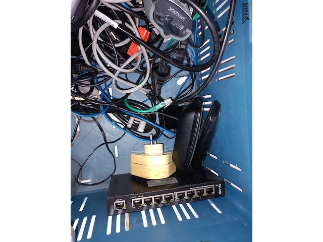 Lot 52 - kabels en elektro. 1 bak - afbeelding 3 van  5