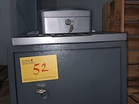Lot 52 - kluis, muntenlade en geldkoffertje - afbeelding 1 van  3