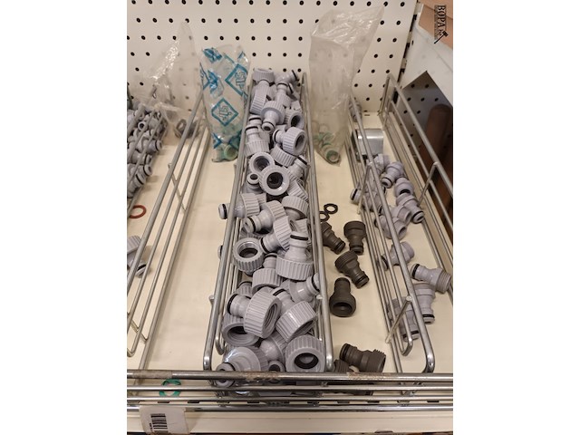 Lot 52 - koppelstukken voor tuinslang. 183 stuks - afbeelding 2 van  5