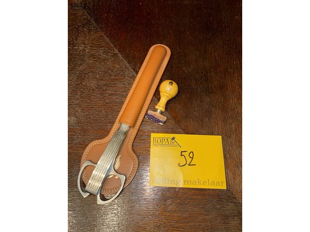 Lot 52 - schaar en stempel panter - afbeelding 1 van  3